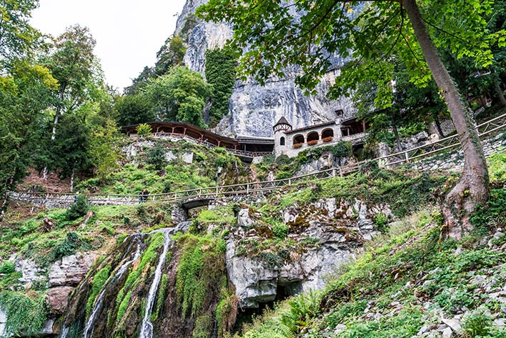 st-beatus-cave-interlaken